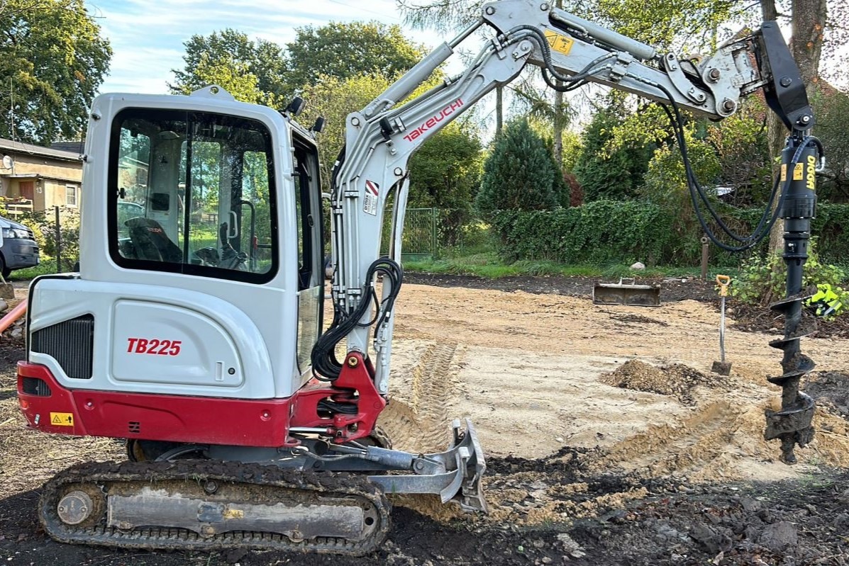 koparka z wiertnicą