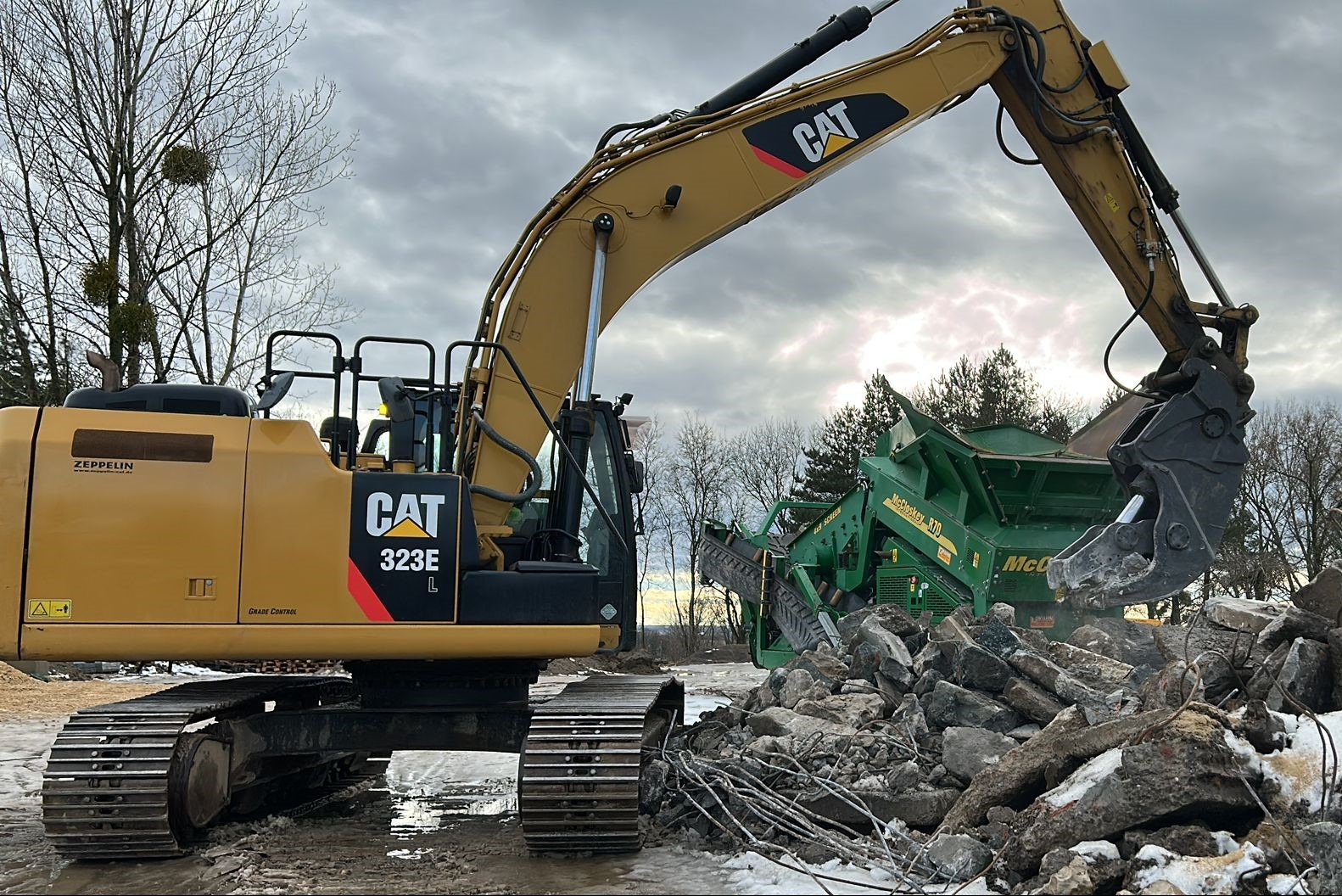 koparka gąsienicowa z nożycami do betonu