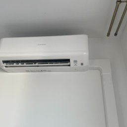 ✔️ Komfort o każdej porze roku – chłód latem, ciepło zimą
✔️ Czyste i świeże powietrze w domu – lepsze samopoczucie, mniej alergenów
✔️ Spokój – my wiemy, jak ustawić urządzenie, żeby działało cicho i efektywnie
✔️ Wsparcie – nie znikamy po montażu. 