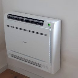 ✔ idealna do pomieszczeń ze skosami lub ograniczoną przestrzenią na ścianie.
✔ świetnie komponuje się z wnętrzem.
✔ Cicha i energooszczędna – zapewnia komfort bez hałasu i dużych rachunków.
✔ Możliwość chłodzenia i ogrzewania.