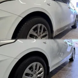 Porównanie stanu samochodu przed i po umyciu, widoczne różnice w czystości karoserii i opon, zarys ogólny pojazdu w jasnym otoczeniu.