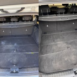 Detailing studio 777 - Porównanie bagażnika samochodu przed i po czyszczeniu tapicerki, z widoczną różnicą w odświeżeniu i usunięciu zabrudzeń.