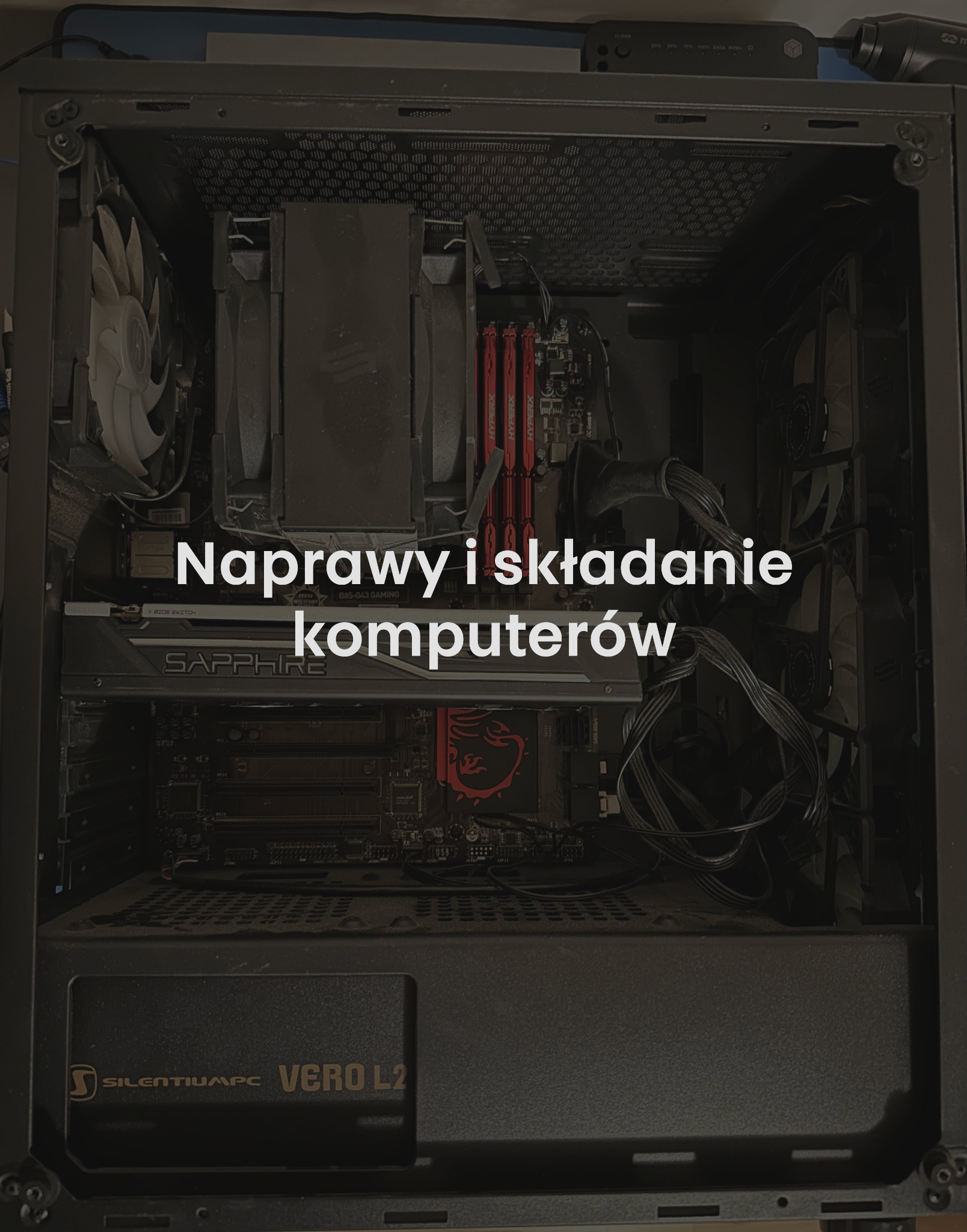 Wnętrze obudowy komputera stacjonarnego z widocznym chłodzeniem procesora, kartą graficzną Sapphire, pamięcią RAM HyperX i zasilaczem SilentiumPC Vero L2.
