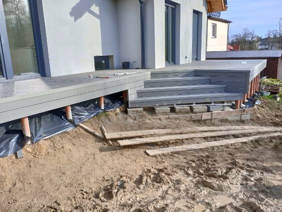 Taras na słupach z szarej deski...