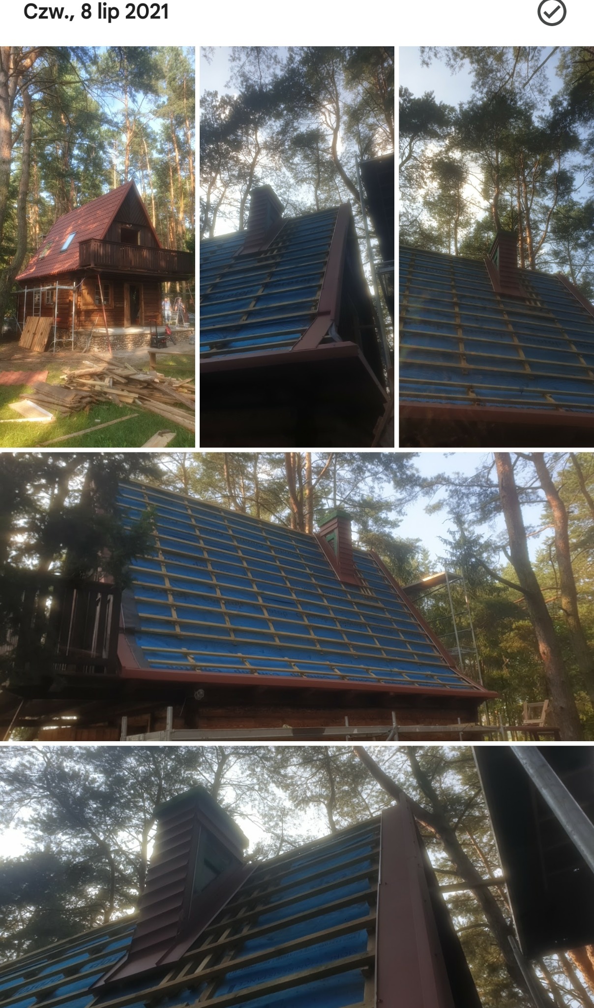 Budowa drewnianego domu z widocznym dachem w trakcie montażu, z deskami i niebieską membraną, na tle lasu.