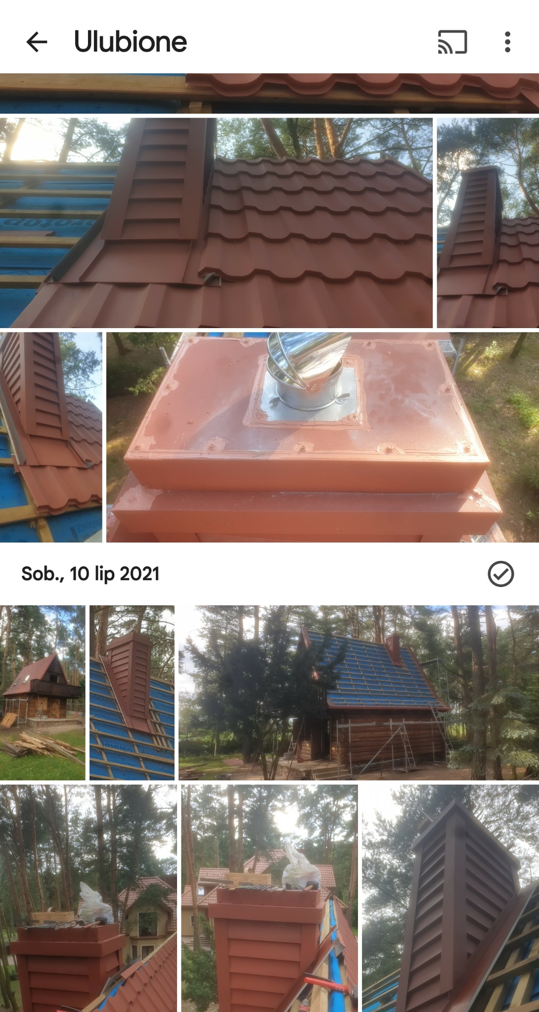 Montaż nowego, brązowego komina z metalową obudową na dachu drewnianego domu w trakcie budowy.