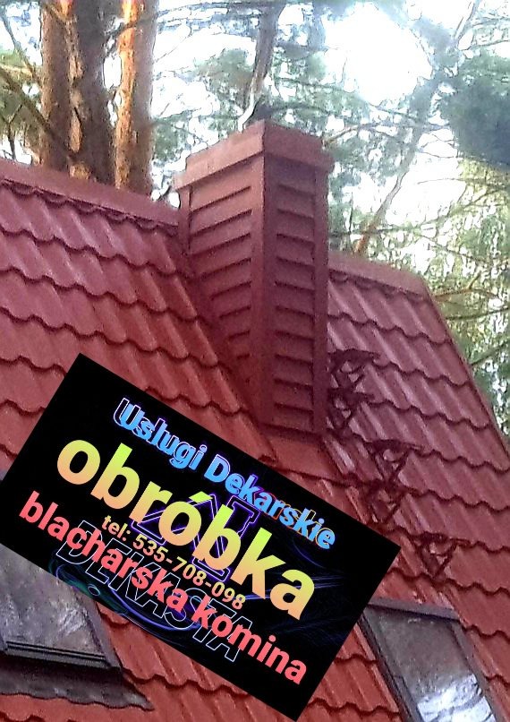 Czerwony dach z blachy trapezowej i komin z obróbką blacharską, na pierwszym planie wizytówka firmy dekarskiej.