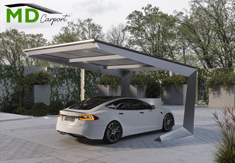 Nowoczesna wiata garażowa z panelami, osłaniająca biały samochód elektryczny Tesla Model S, na tle zieleni w betonowych donicach.