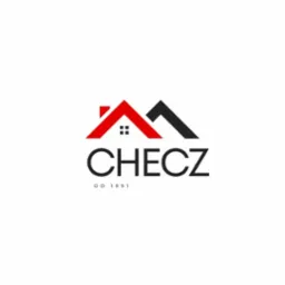 Logo firmy CHECZ z czerwonym i czarnym dachem nad nazwą, rok założenia 1991.