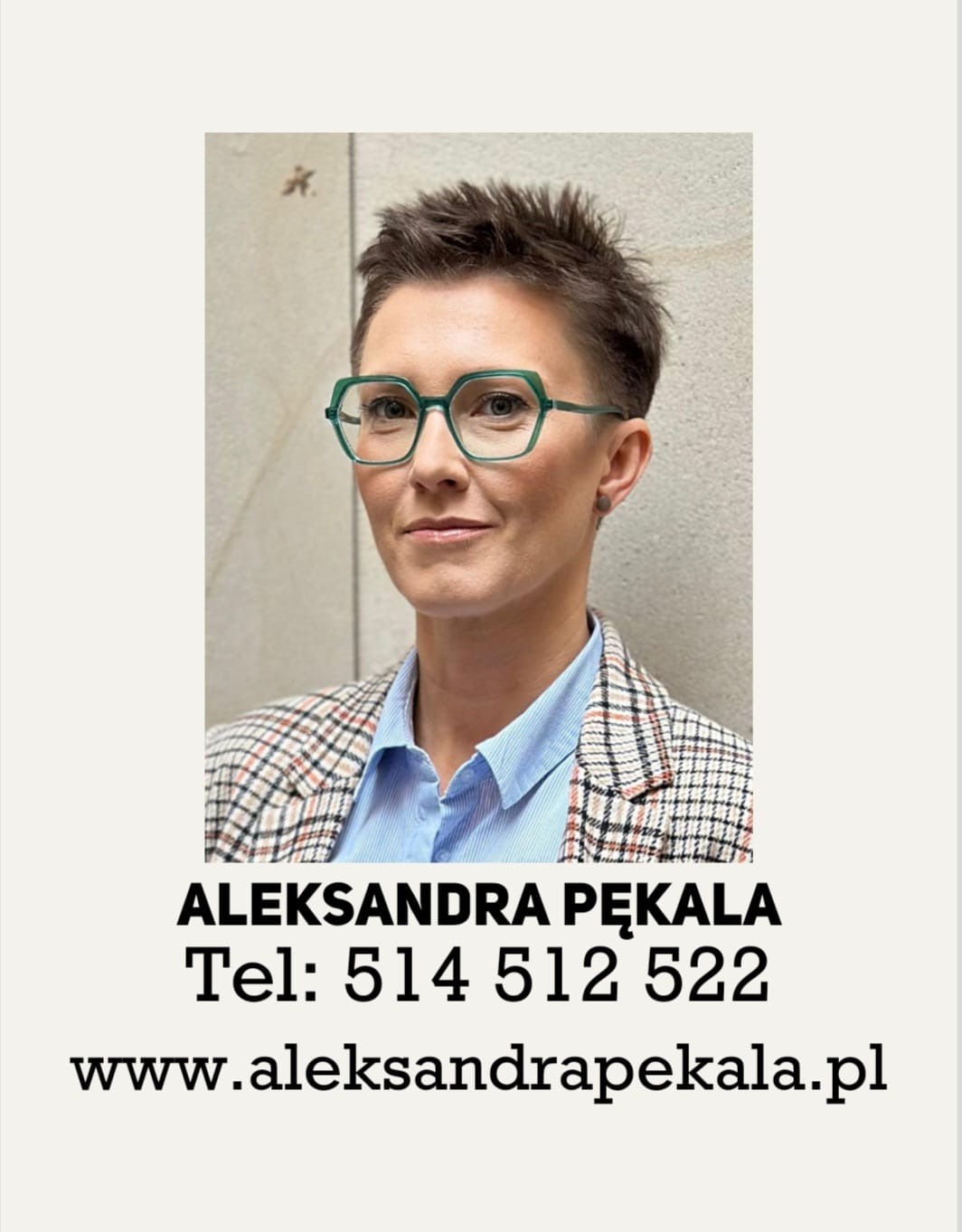 Portret kobiety w okularach o geometrycznym kształcie, ubrana w marynarkę w kratę, z adresem strony internetowej i numerem telefonu poniżej.