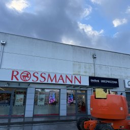 FS INVEST SPÓŁKA Z OGRANICZONĄ ODPOWIEDZIALNOŚCIĄ - Mycie elewacji z użyciem podnośnika - Galeria Bolszewo