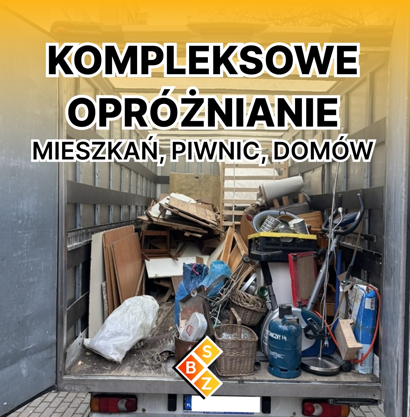 Załadowana skrzynia ładunkowa samochodu dostawczego, wypełniona różnorodnymi przedmiotami z mieszkania: meble, sprzęt AGD, pamiątki, butla gazowa i inne, gotowe do transportu.