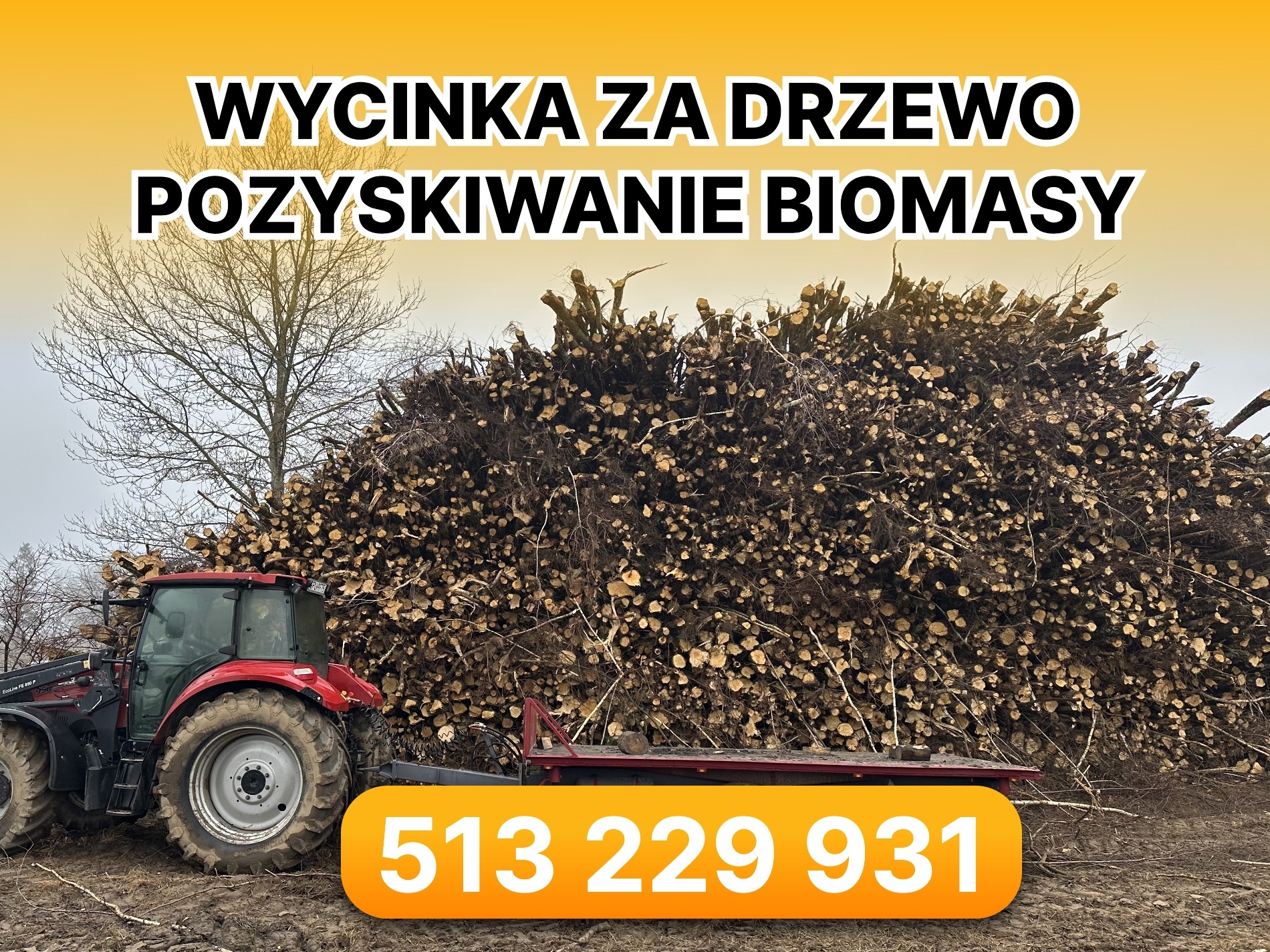 Czerwony traktor z przyczepą na tle ogromnego stosu pociętych gałęzi i drewna, obok stoi samotne drzewo bez liści, na pierwszym planie pomarańczowy baner z numerem telefonu.