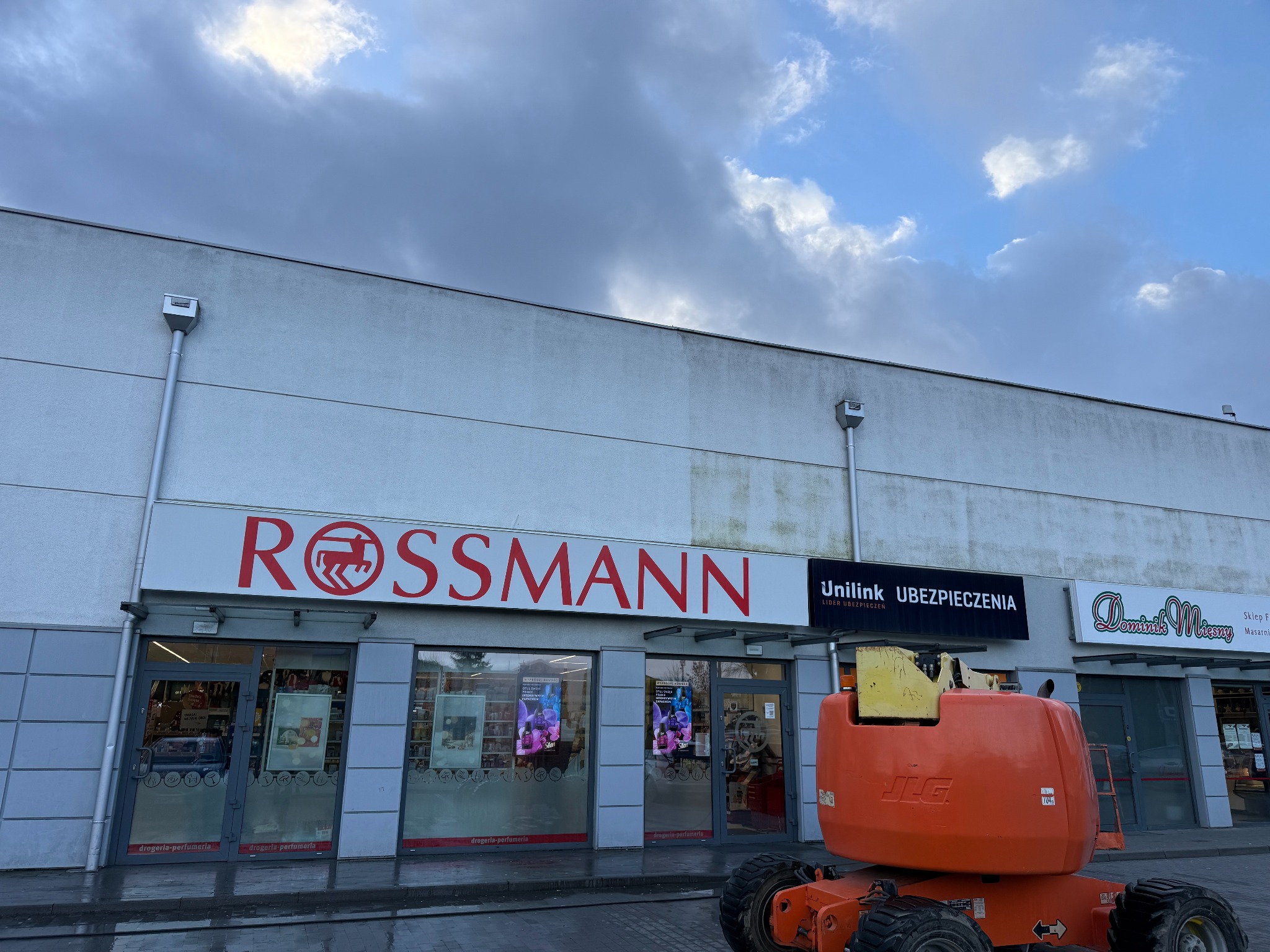 Mycie elewacji z użyciem podnośnika - Galeria Bolszewo