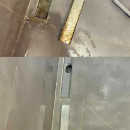 Zdjęcie 'przed i po' czyszczenia odpływu liniowego w kabinie prysznicowej. Górna część ukazuje zabrudzony odpływ, dolna - czysty, błyszczący odpływ.