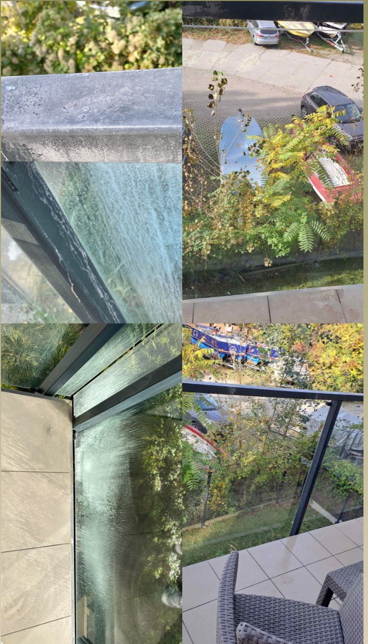 Szklana balustrada balkonu z widocznymi smugami po deszczu i brudzie, podzielona na obszary przed i po umyciu, z widokiem na zieleń i zaparkowane samochody w tle.