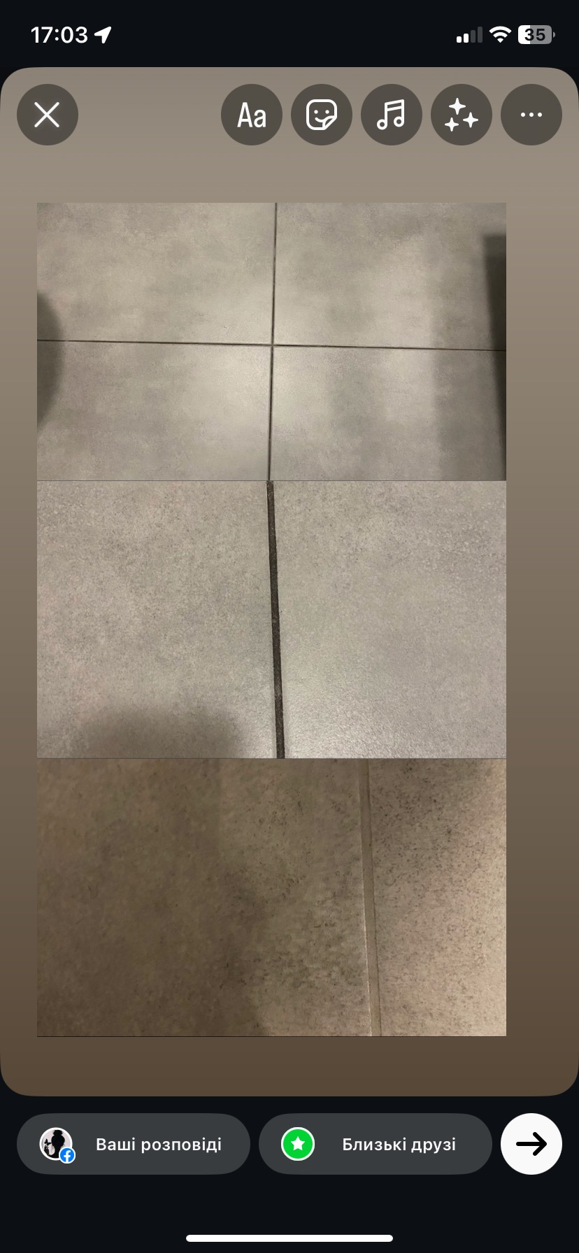 Szare płytki podłogowe z ciemnymi fugami, widoczne z bliska, ujęcie z góry.