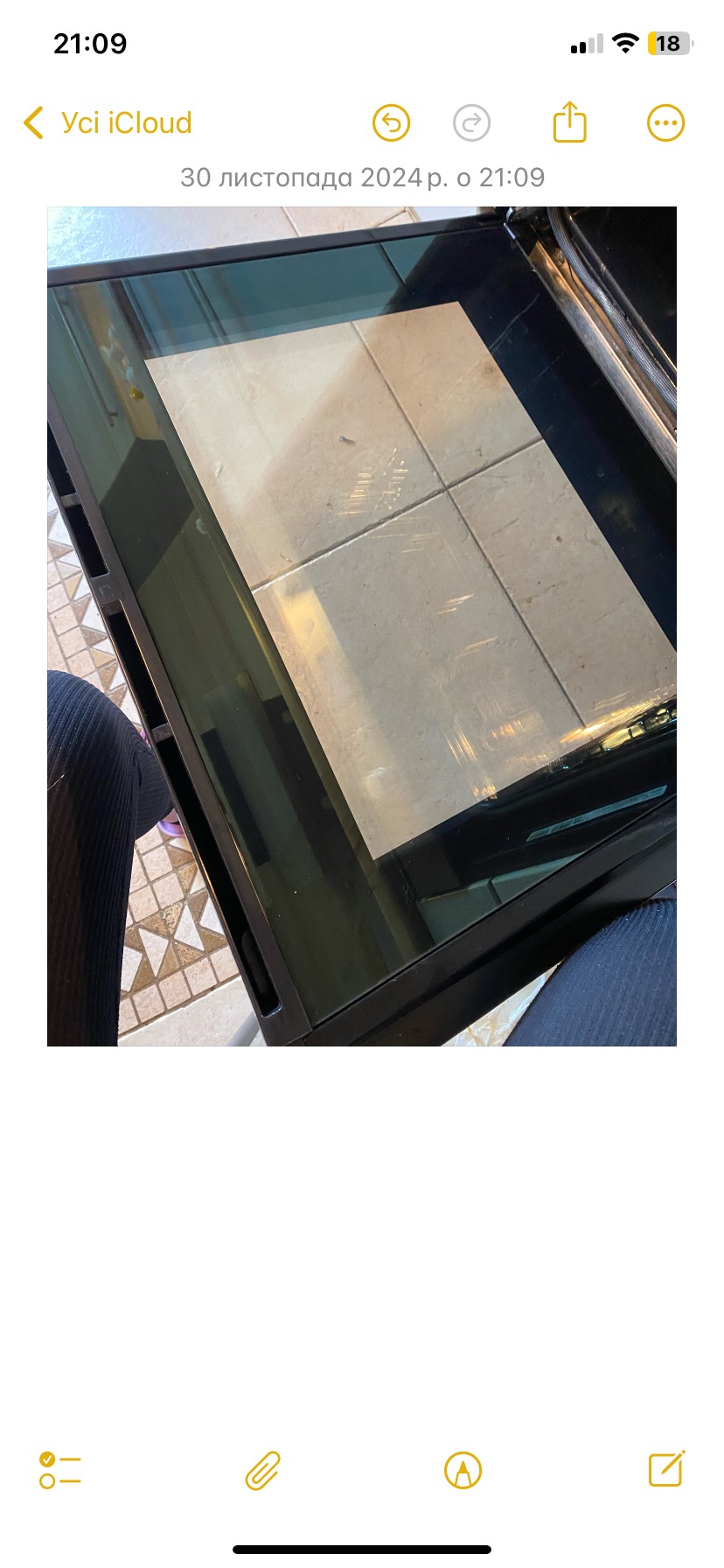 Wnętrze piekarnika po czyszczeniu, widoczne czyste płytki na dnie, czarne obramowanie i fragment podłogi w tle.