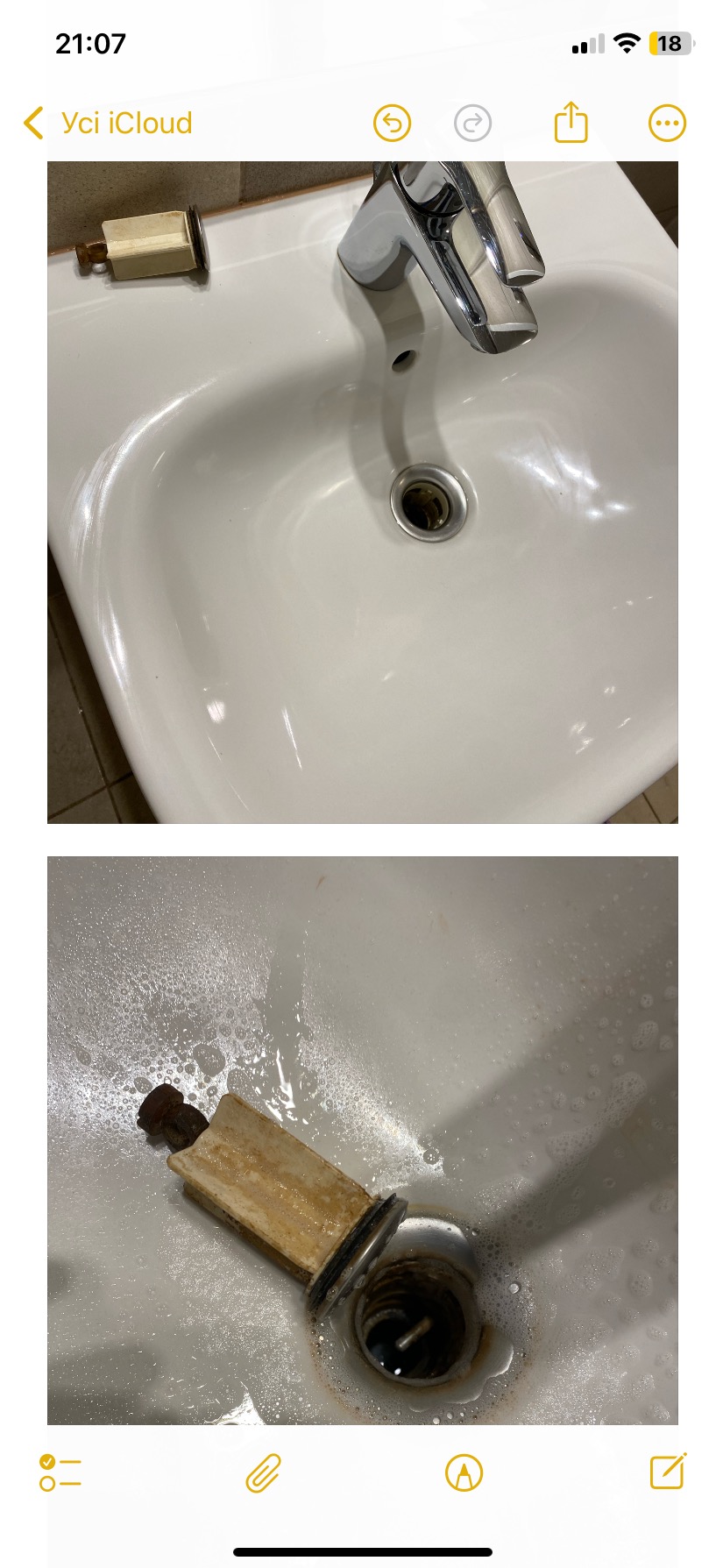 Umywalka z zatkanym odpływem i wyjętym korkiem, widoczne pozostałości po czyszczeniu.