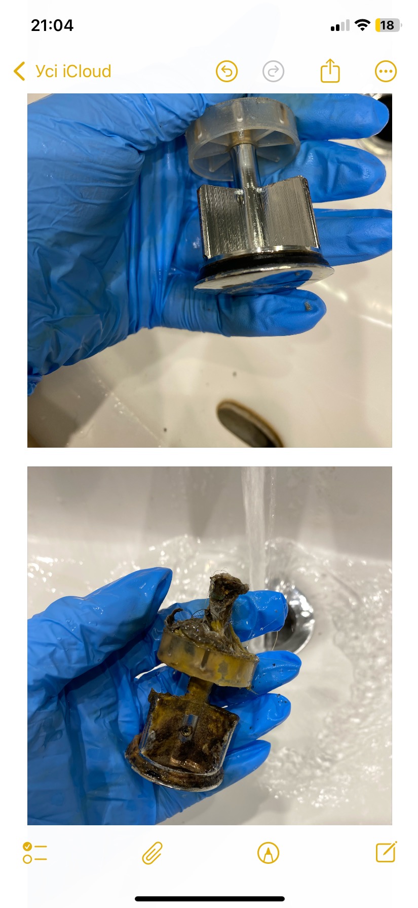 Czyszczenie zapchanego syfonu umywalki we Wrocławiu: ręka w niebieskiej rękawicy trzyma wyczyszczony syfon, a poniżej woda spłukuje brudny syfon.