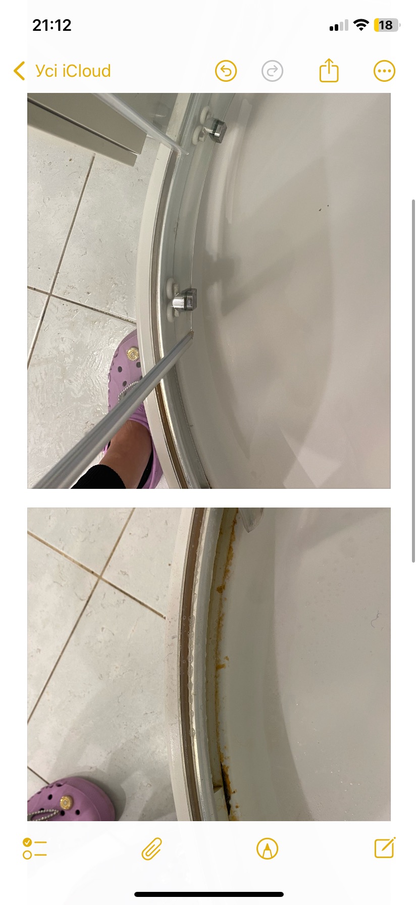 Czyszczenie kabiny prysznicowej: widok z góry na białą kabinę z widocznymi zabrudzeniami w dolnej części, noga w fioletowym klapku z ozdobami i narzędzie do czyszczenia w trakcie użycia.