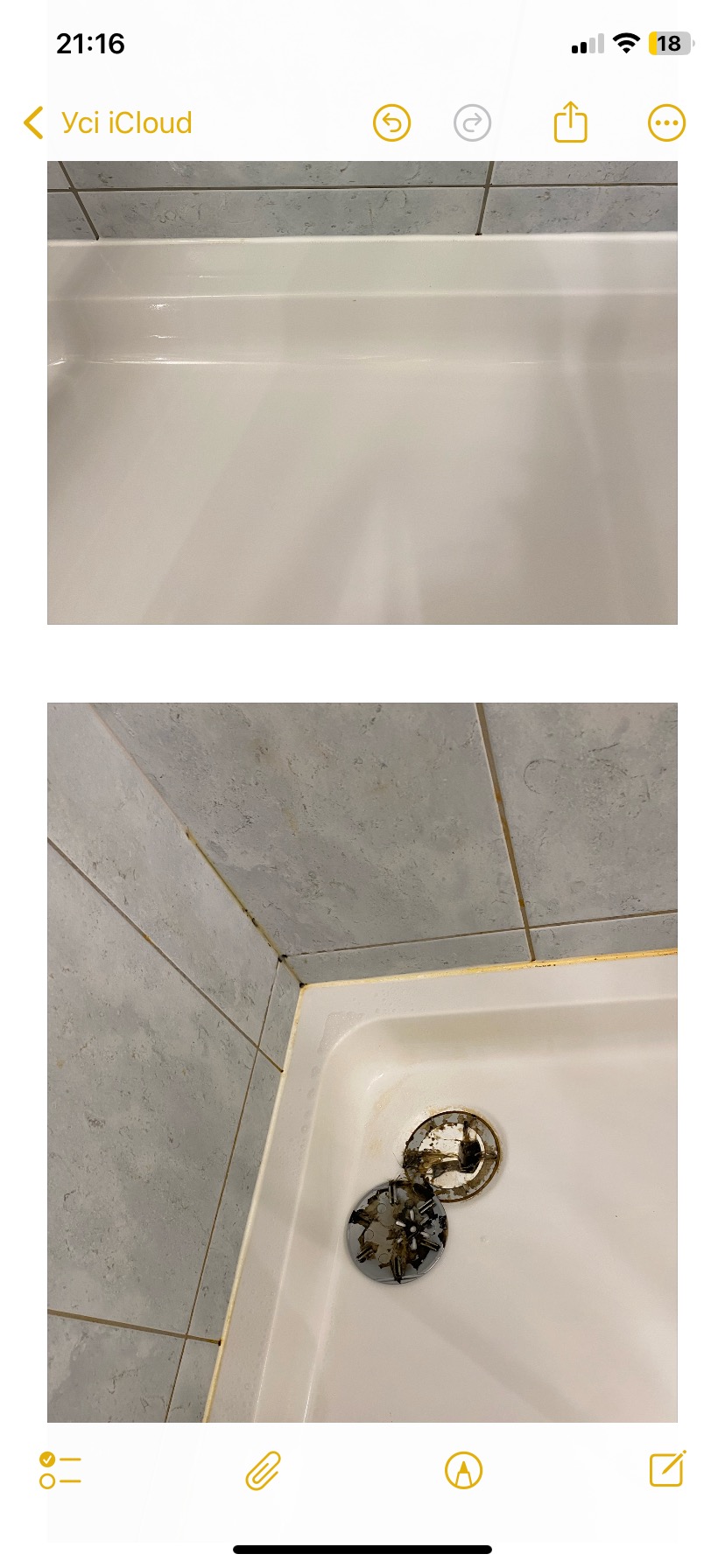 Zanieczyszczona wanna z odpływem zapchanym włosami i brudem, widoczne ślady pleśni na fugach między szarymi płytkami.