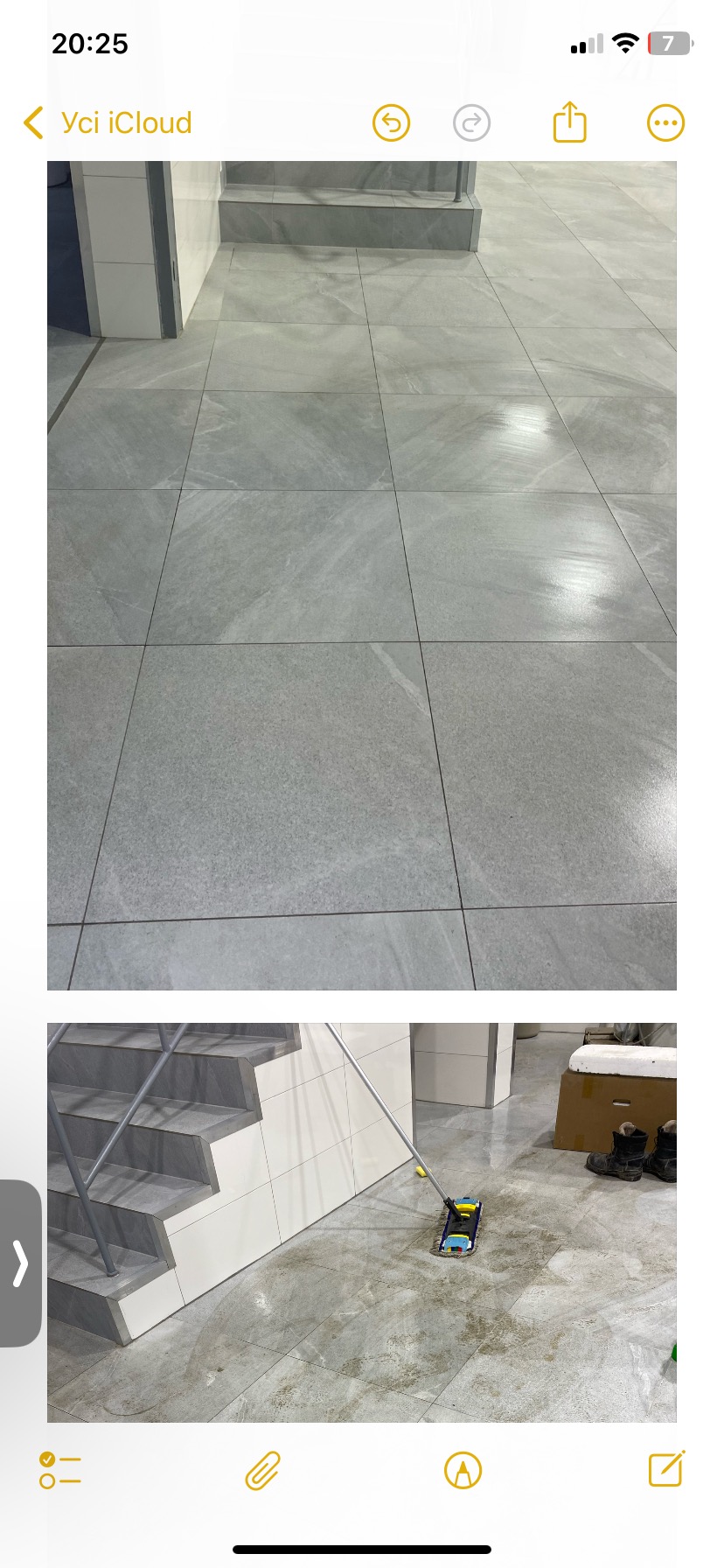 Mop płaski w trakcie mycia podłogi z szarych płytek w budynku we Wrocławiu, widoczne zabrudzenia i schody w tle.