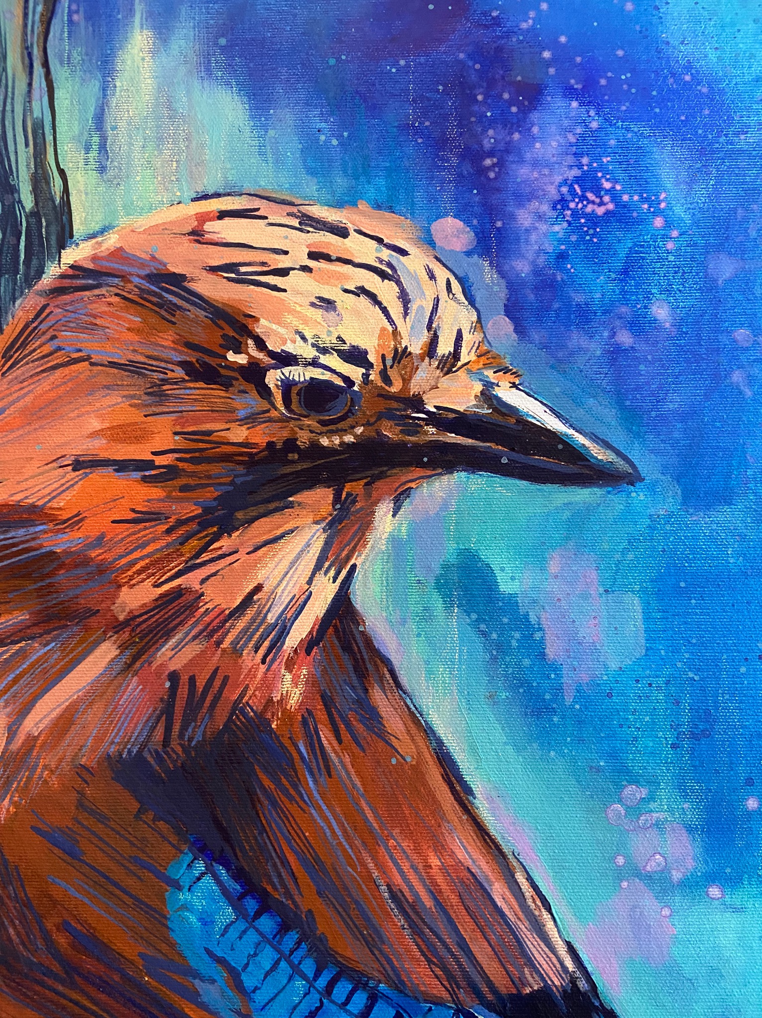 Portret ptaka o brązowo-pomarańczowym upierzeniu na tle abstrakcyjnego, błękitnego nieba z delikatnymi plamkami, wykonany techniką malarską z widocznymi pociągnięciami pędzla.