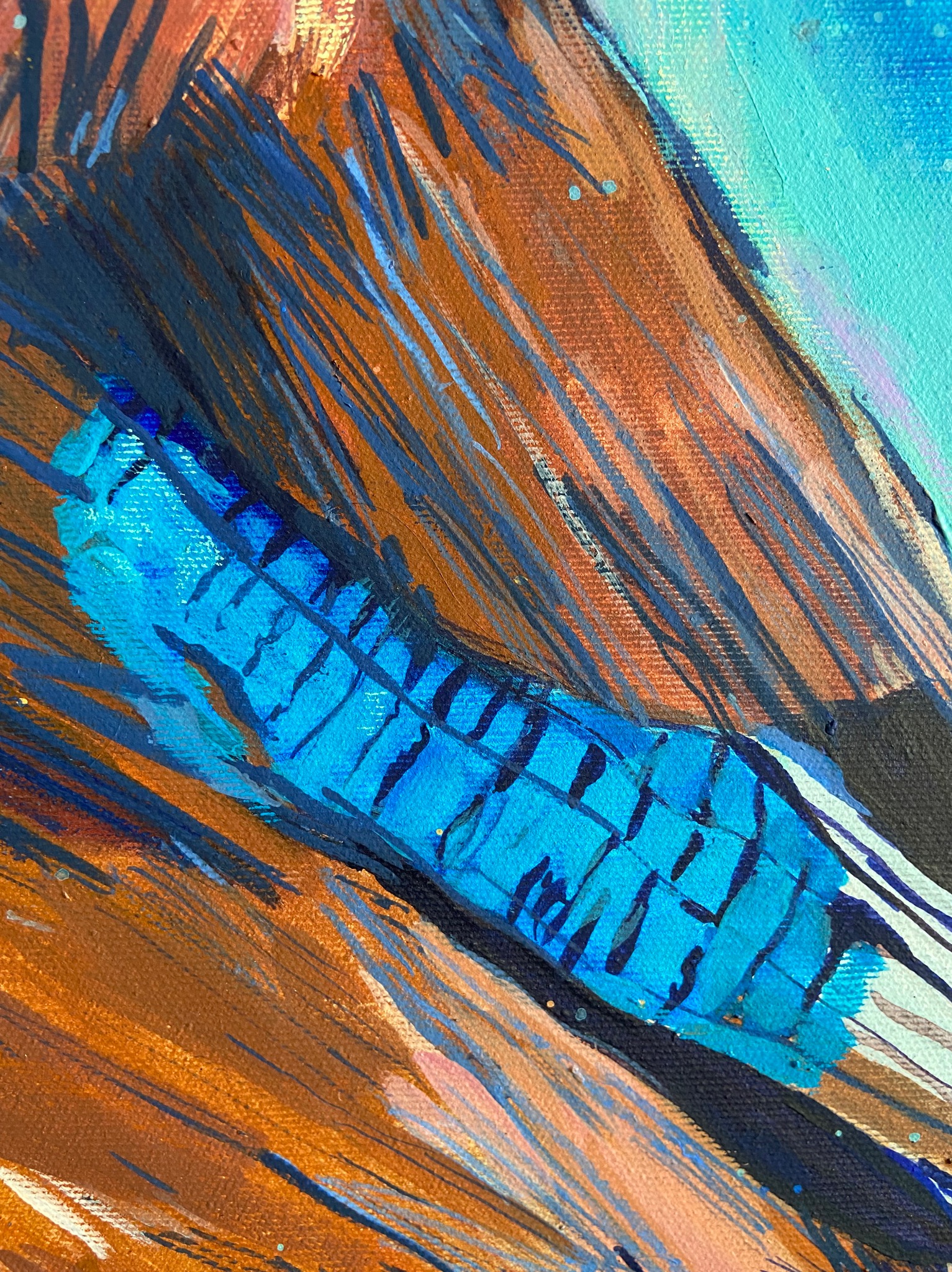 Fragment abstrakcyjnego obrazu olejnego z dominującymi odcieniami błękitu, brązu i czerni, przedstawiający dynamiczne pociągnięcia pędzla i fakturę płótna.