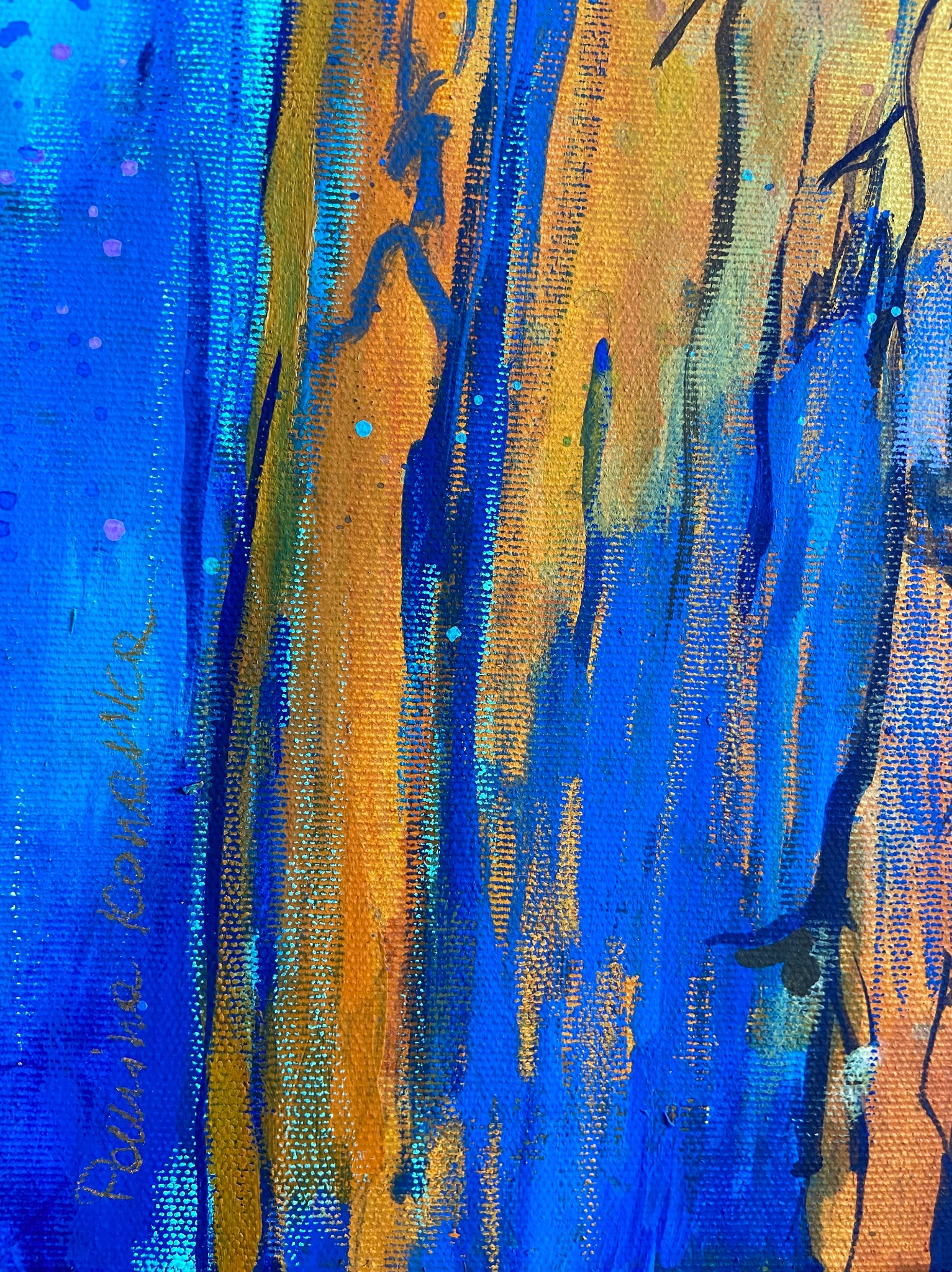 Fragment abstrakcyjnego obrazu akrylowego na płótnie w odcieniach błękitu i złota, z widoczną fakturą i sygnaturą autora w lewym dolnym rogu.