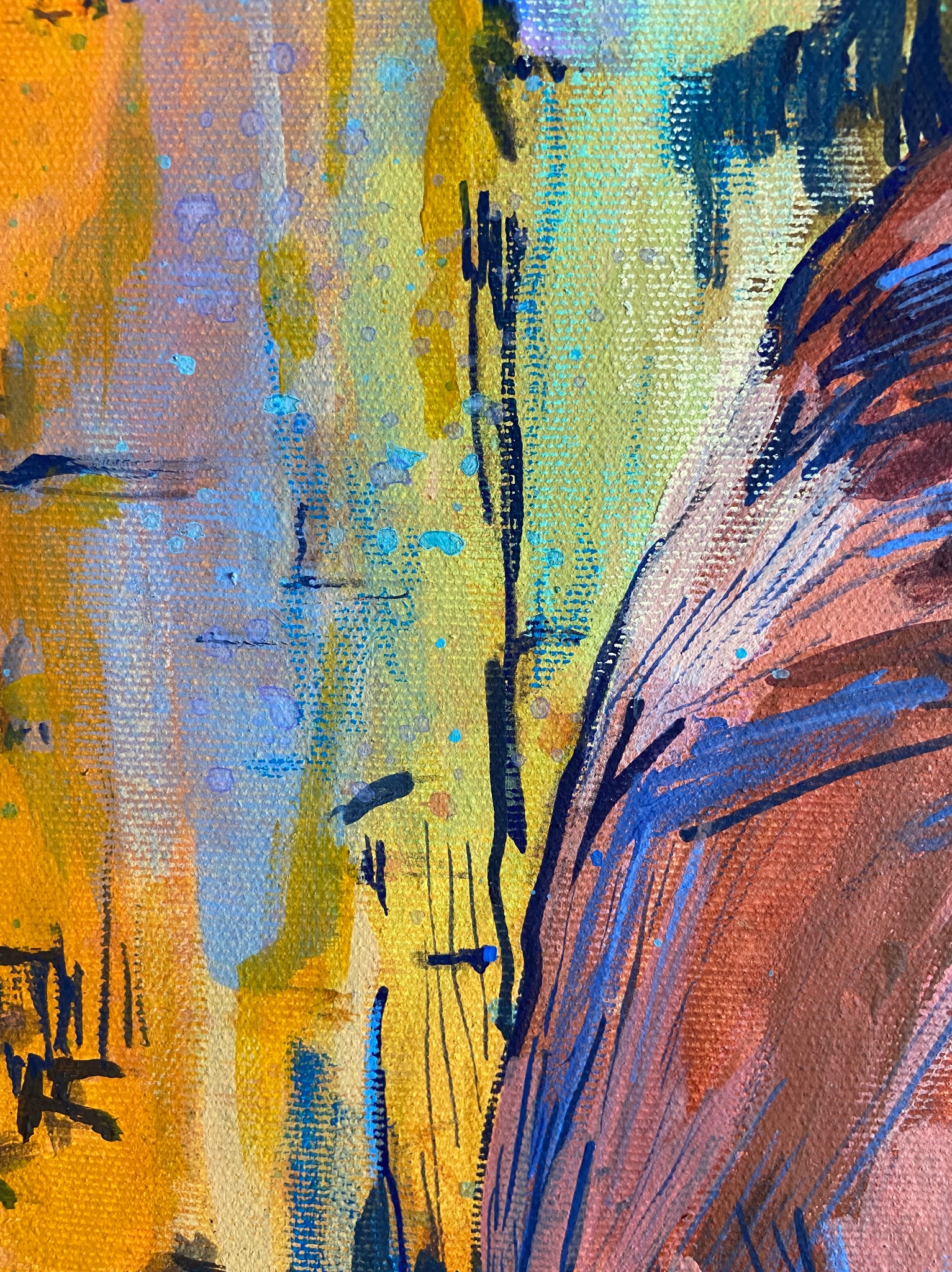 Abstrakcyjne malarstwo akrylowe na płótnie o ciepłej, żółto-pomarańczowej kolorystyce z akcentami błękitu i granatu, ukazujące ekspresyjne pociągnięcia pędzla i fakturę farby.