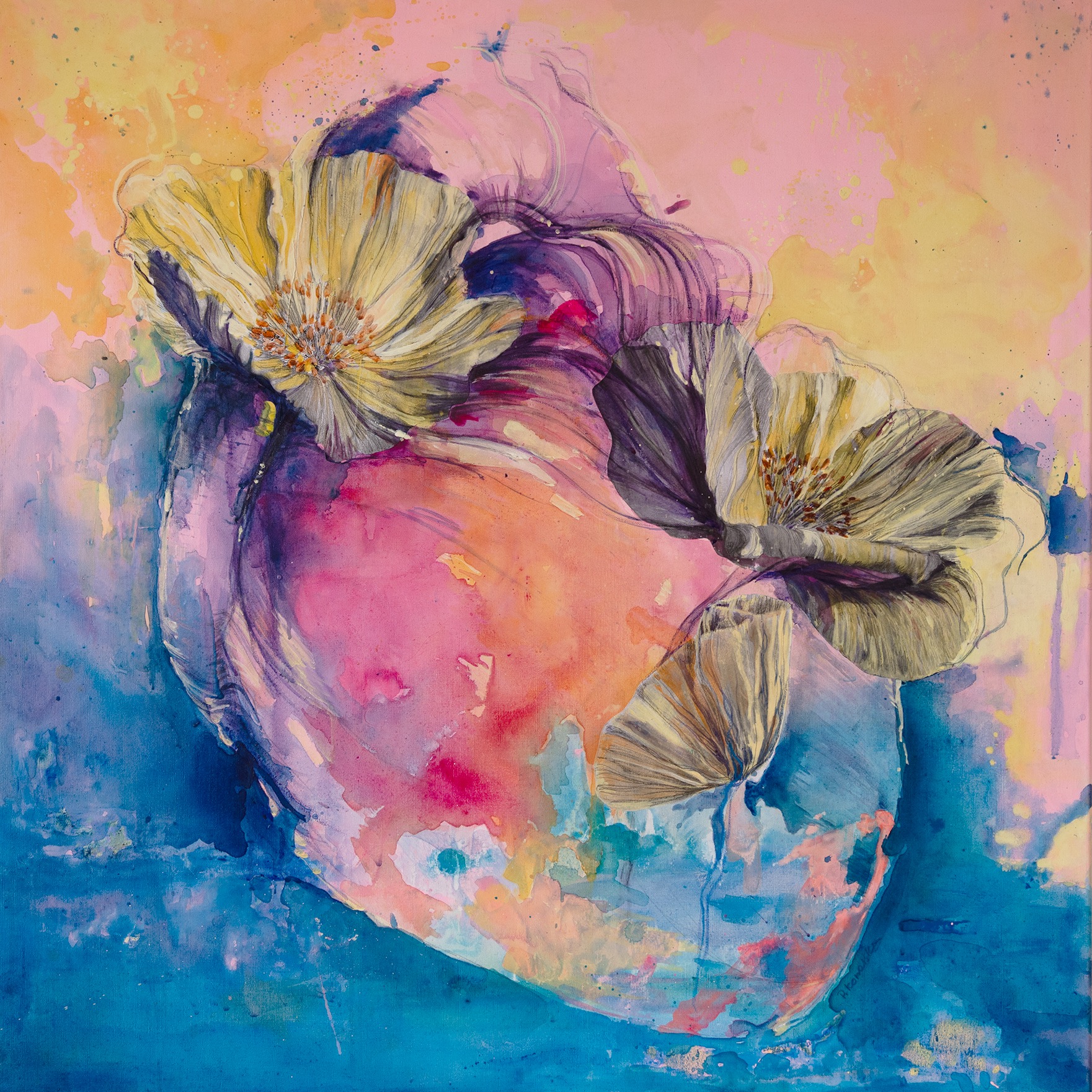 Akwarelowy obraz kwiatów w odcieniach żółci, fioletu i różu na tle błękitu i pomarańczy. Widoczne detale płótna i charakterystyczne plamy farby.