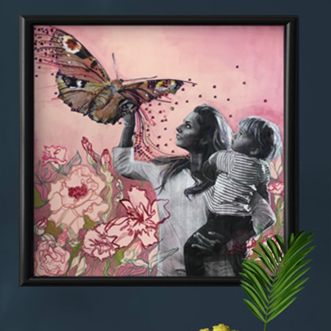 Oprawiony obraz: matka z dzieckiem spoglądają na motyla na tle kwiatów, utrzymany w tonacji różu i szarości, z elementami malarstwa i grafiki.