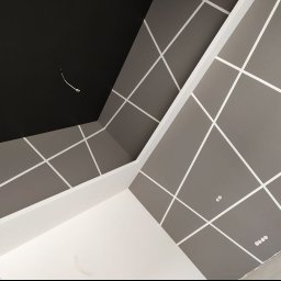 Zander Oleksandr Prishchenko - Geometryczny wzór z białych linii na szarym i czarnym suficie, widoczne gniazdka elektryczne i wystający kabel.