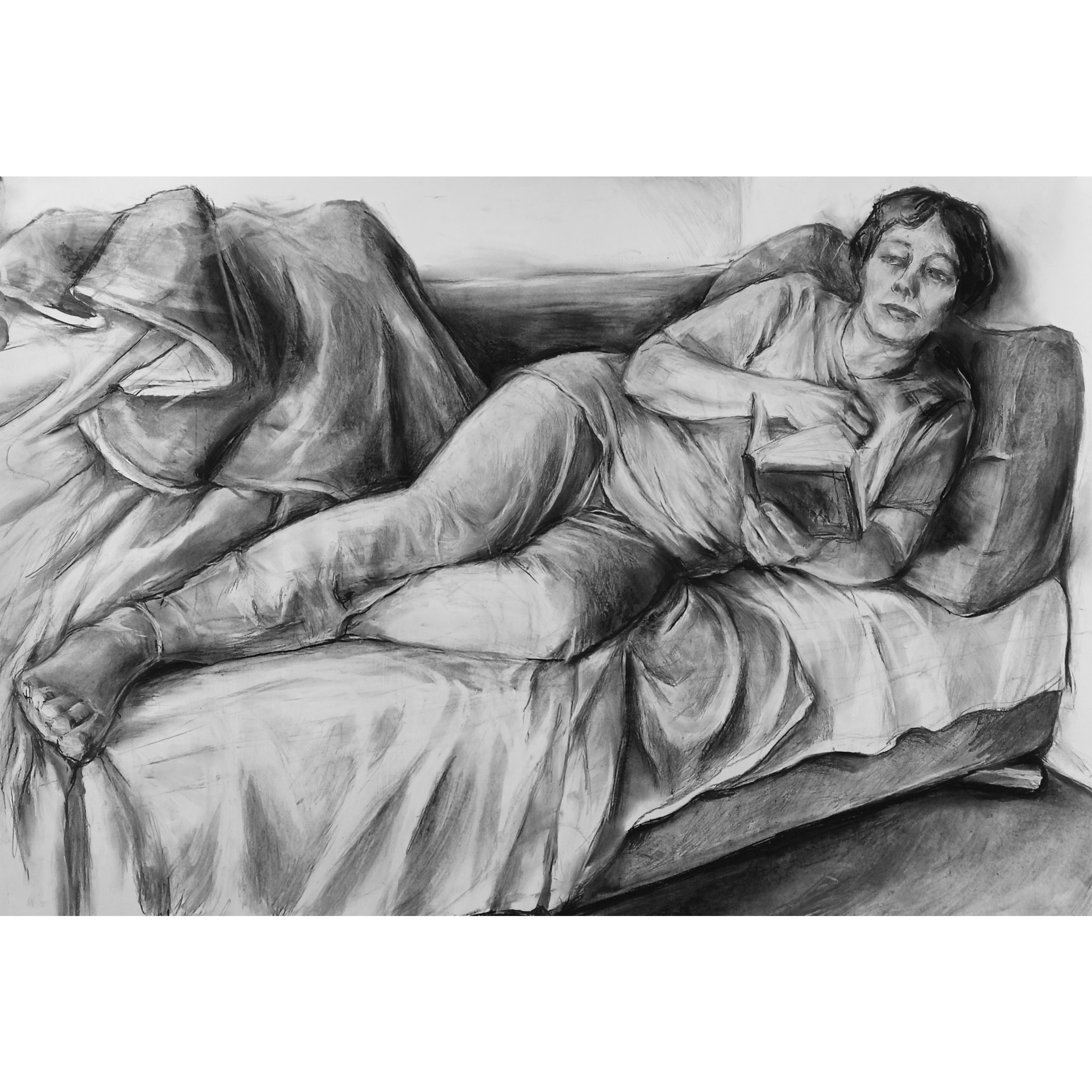 Czarno-biały szkic węglem przedstawiający kobietę leżącą na łóżku i czytającą książkę, z widocznymi detalami fałd pościeli i cieniowaniem.