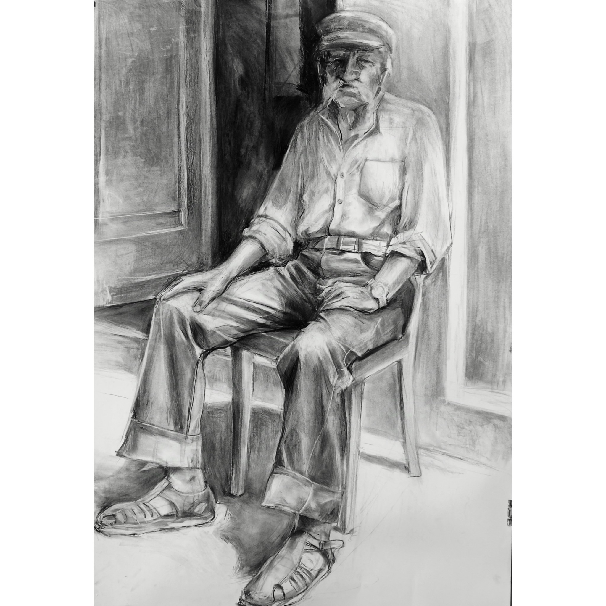 Portret starszego mężczyzny z wąsami i w czapce, siedzącego na krześle, wykonany w technice rysunku węglem na papierze.