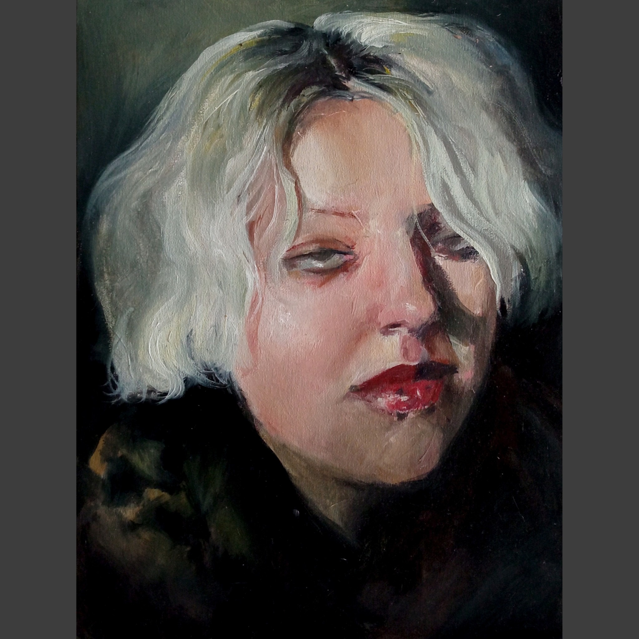 Olejny portret kobiety z krótkimi, platynowymi włosami i czerwonymi ustami, namalowany w ciemnych tonacjach z widoczną fakturą pędzla.