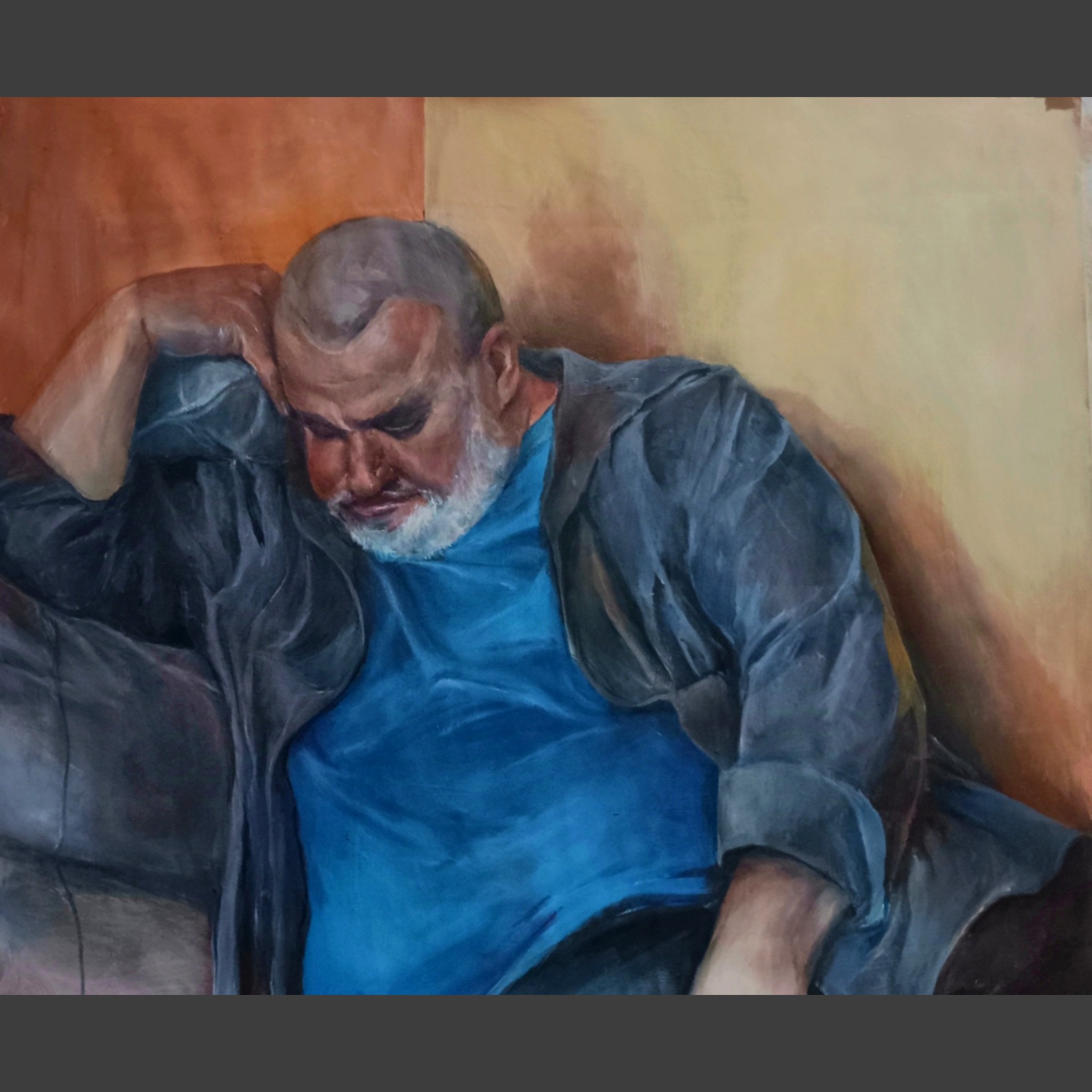 Portret olejny mężczyzny z brodą w niebieskiej koszulce i ciemnej kurtce, opierającego głowę na ręce na tle ściany w odcieniach pomarańczy i żółci.