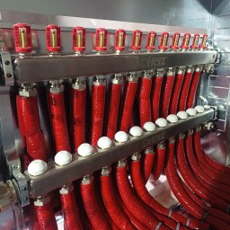 Montaż instalacji centralnego ogrzewania i ogrzewania podłogowego – precyzyjne rozłożenie pętli, solidne wykonanie rozdzielaczy i przygotowanie instalacji pod nowoczesne źródła ciepła. Handli.pl