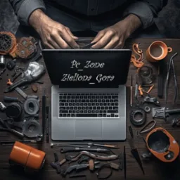 Laptop z wyświetlonym napisem 'PC Zone Zielona Góra' otoczony narzędziami, filiżanka kawy i ręce trzymające mały element, na drewnianym blacie.