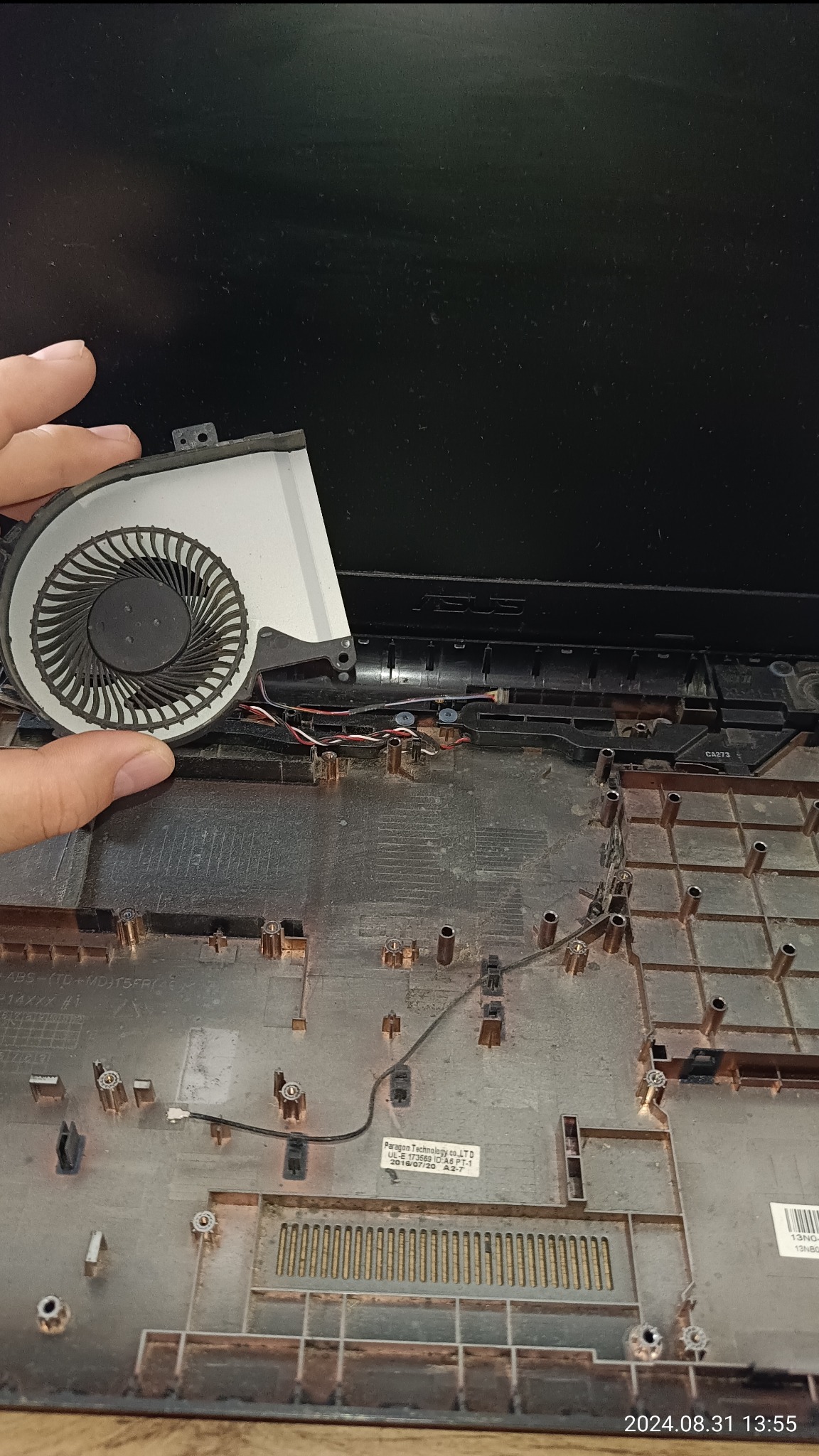 Czyszczenie wentylatora wewnątrz obudowy laptopa ASUS, widoczne drobne elementy elektroniczne i przewody, data na zdjęciu wskazuje 2024.08.31.