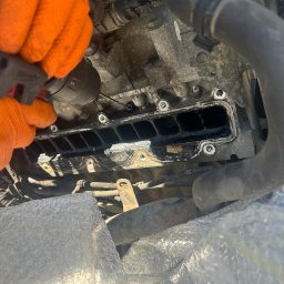 MOBILNA MECHANIKA MICHAŁ GRUDZIEŃ - Demontaż kolektora ssącego silnika samochodowego przy użyciu wkrętarki, widoczne ślady nagaru wewnątrz kanałów