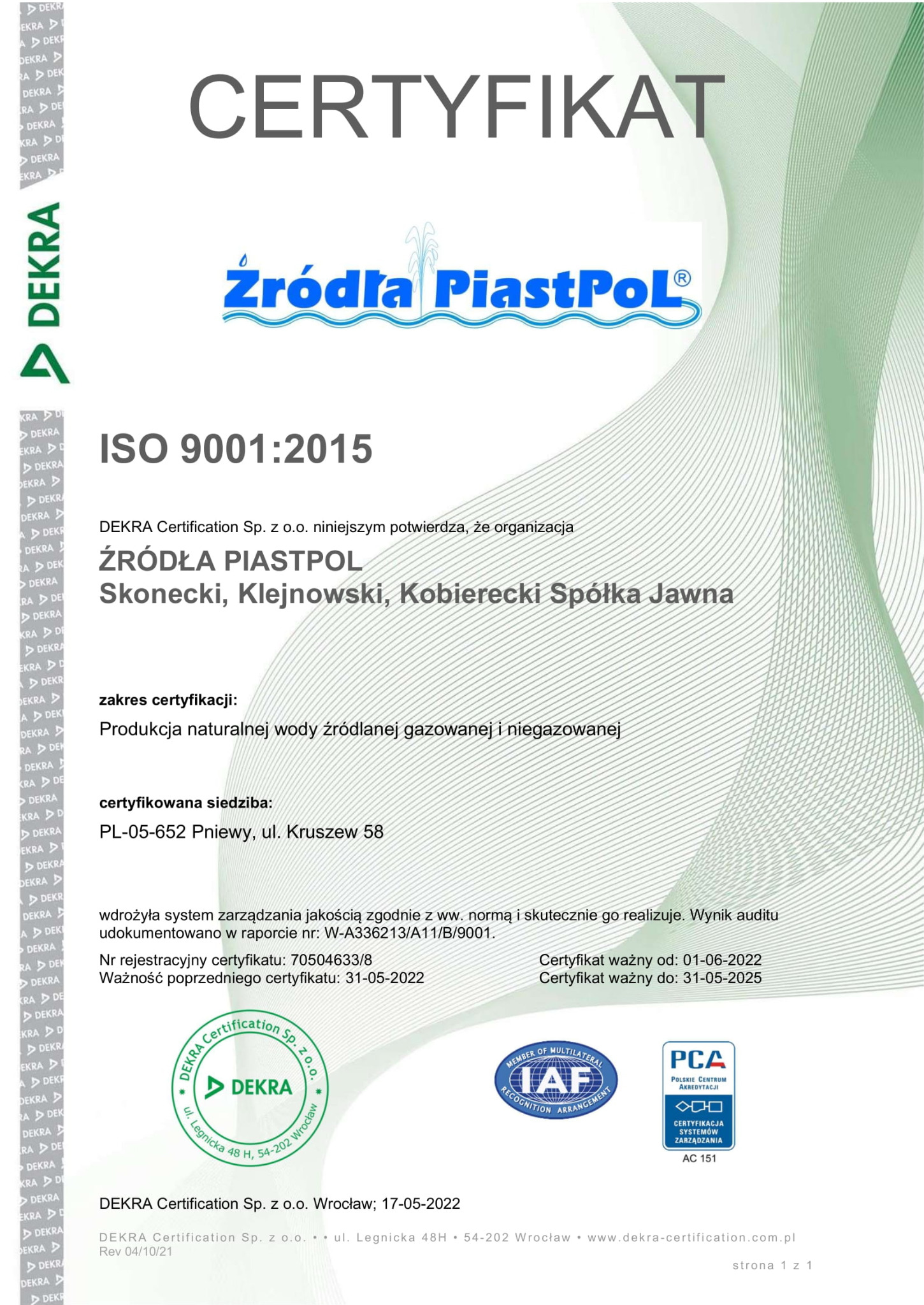Certyfikat ISO 9001:2015 dla firmy Źródła Piastpol, produkującej naturalną wodę źródlaną gazowaną i niegazowaną, wydany przez DEKRA Certification.