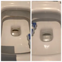 Porównanie toalety przed i po czyszczeniu; po lewej stronie widoczne zabrudzenia i osady, po prawej czysta toaleta z zawieszką odświeżającą i pianą.