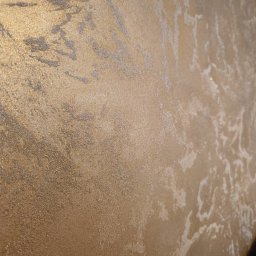 Renova Lublin - Dekoracyjna ściana z efektem metalicznego złota i srebrnych przetarć, wykonana techniką imitującą naturalny kamień.