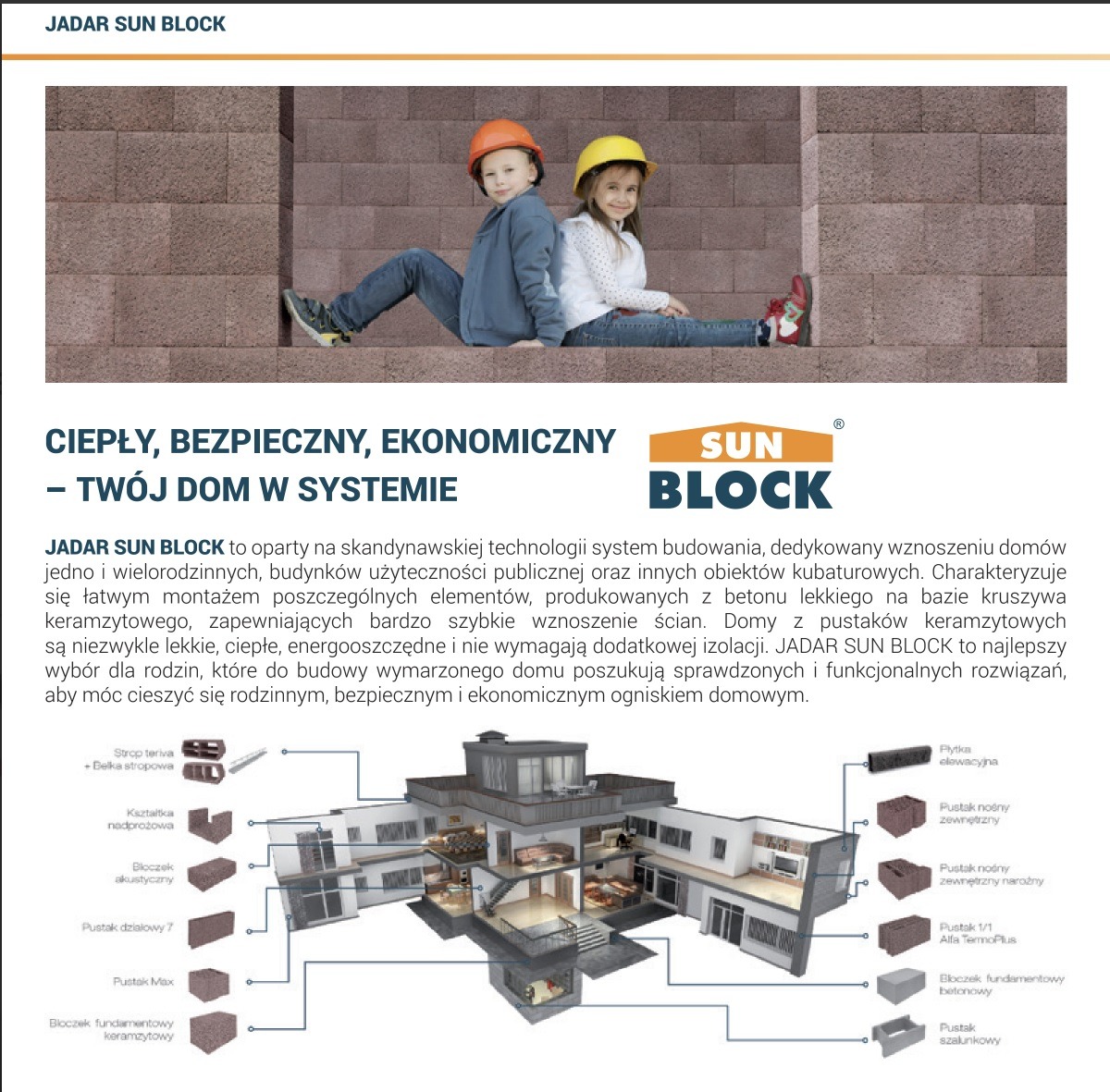 Dzieci w kaskach budowlanych siedzą na tle ściany z pustaków, poniżej wizualizacja przekroju domu zbudowanego z elementów systemu budowlanego Jadar Sun Block.