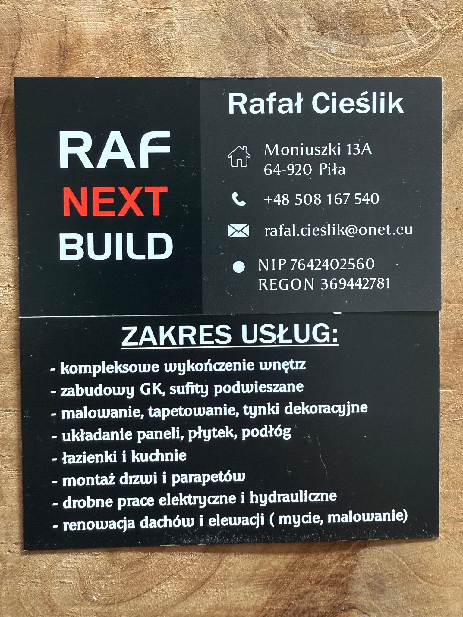 Wizytówka firmy RAF NEXT BUILD z Piły, oferującej kompleksowe wykończenia wnętrz, zabudowy GK, malowanie, układanie paneli, montaż drzwi i inne usługi remontowe.