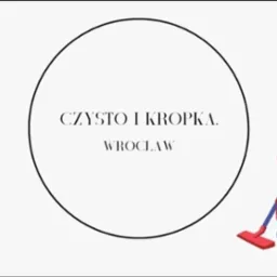 Grafika z logo firmy sprzątającej 'Czysto i Kropka' z Wrocławia, obok stylizowany rysunek kolorowego odkurzacza.