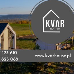 KVARHOUSE SPÓŁKA Z OGRANICZONĄ ODPOWIEDZIALNOŚCIĄ - Nowoczesny dom z jasną elewacją i ciemnym dachem na tle pagórkowatego krajobrazu, z naniesionym logo firmy i danymi kontaktowymi.