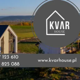 Nowoczesny dom z jasną elewacją i ciemnym dachem na tle pagórkowatego krajobrazu, z naniesionym logo firmy i danymi kontaktowymi.